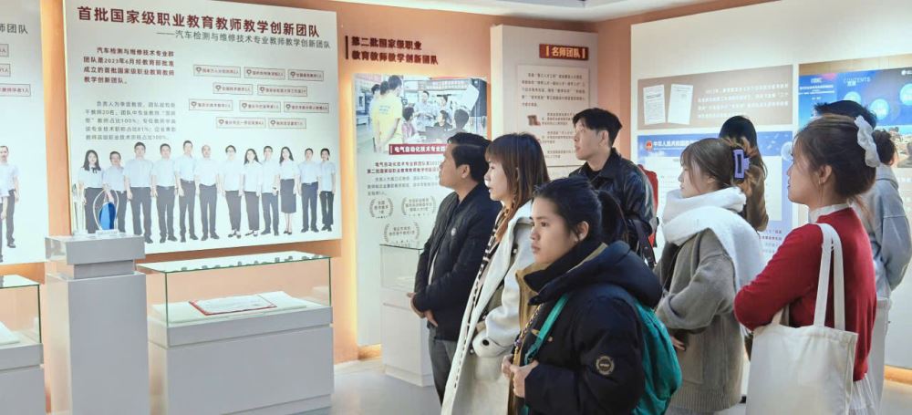 Sinh viên LHU khám phá tập đoàn công nghệ toàn cầu tại Trùng Khánh